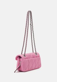 COACH QUILTED COVERED TABBY WITH CHAIN - Torbica - vivid pink