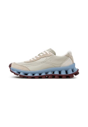 Beige sneaker med hvide snørebånd og unik blå og brun opdelt sål, vist på en hvid baggrund vendt mod venstre.