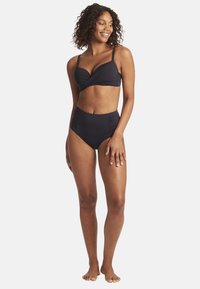 Czarny dwuczęściowy kostium kąpielowy z topem w stylu owijanym z regulowanymi ramiączkami oraz wysokim stanem dołu ozdobionym detalami z marszczenia.