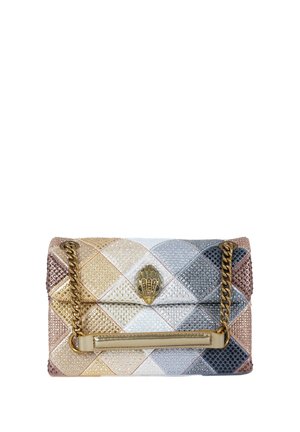 Borsa clutch trapuntata con motivi a diamante in oro, argento, bronzo e pastello, decorata con piccoli borchie e una tracolla a catena dorata con una fibbia decorativa.