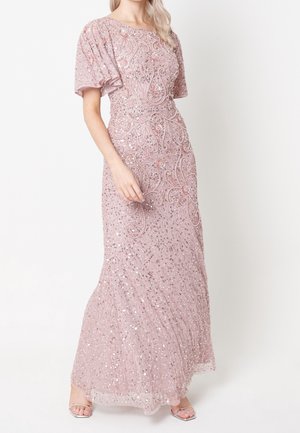 Roze jurk tot op de vloer met ingewikkeld kralenwerk in bloemenmotief, korte pofmouwen en een getailleerde taille, gedragen met zilveren open-toe hakken.