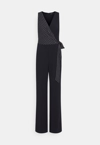 Musta haalari, jossa on kietaisusuunnittelu, kauluksessa ruudullinen kuvio ja vyötäröllä sidottu vyö. Levittävät housut.