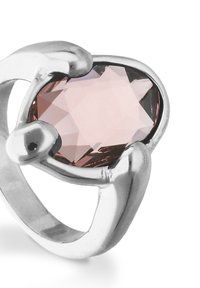 Bague en argent ornée d'une pierre rose ovale facettée sertie dans une bande lisse. Le design comprend des accents courbés autour de la pierre.