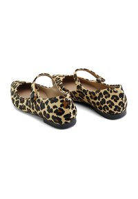 Zapatos planos con estampado de leopardo, punta redondeada, correa en el tobillo y acabado de piel sintética texturizada. Suela de goma negra e interior beige.