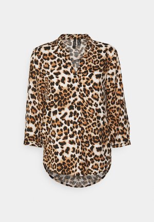 Blus med leopardmönster och v-ringning, 3/4-långa ärmar och rundad nederkant. Tillverkad av ett glatt, lätt tyg med orange och svarta fläckar på en krämfärgad bakgrund.