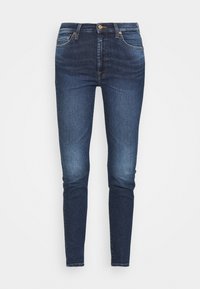 Jeans ajustados de mezclilla azul oscuro con un frente deslavado. Cuentan con un cierre de botón, lazos para cinturón y cinco bolsillos.
