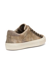 Sneaker in suede beige con dettagli testurizzati, punta rotonda, suola in gomma bianca e pannelli ventilati. Presenta un branding sottile sul lato.