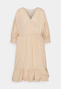 Vestido envolvente de algodón en beige claro, con escote en V, mangas de tres cuartos, cintura fruncida y dobladillo con volantes. Textura suave y diseño fluido.