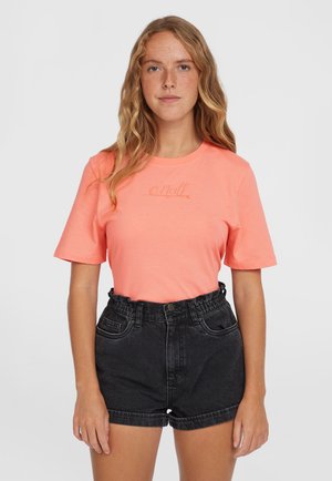 Koraalkleurig t-shirt met korte mouwen en ronde halslijn, geborduurd met het "O'Neill" logo, gecombineerd met hoge zwarte denim shorts.