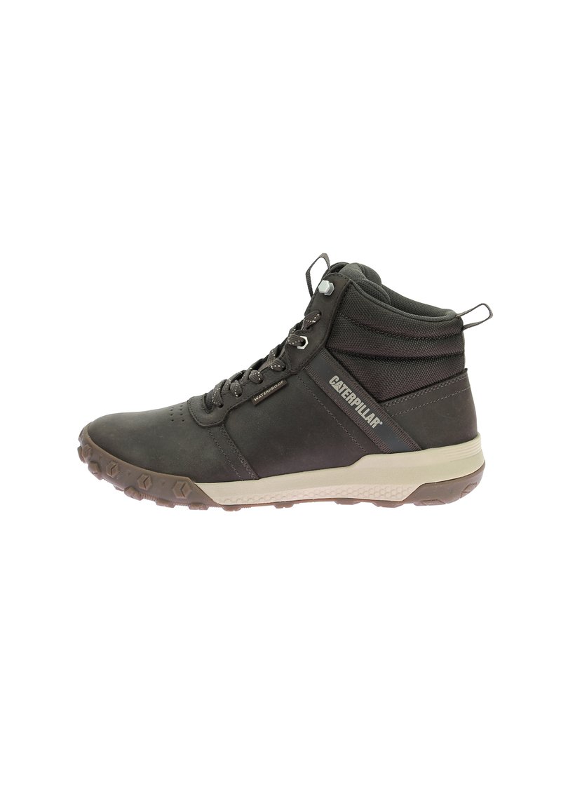 Czarne wodoodporne wysokie buty z chropowatej skórzanej cholewy, wzmocnionymi oczkami i solidną gumową podeszwą z trójkątnym bieżnikiem.