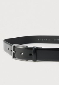 Czarny skórzany pasek o gładkiej fakturze, srebrna metalowa klamra oraz regulowane dziurki. Nazwa marki "bugatti" tłoczona po wewnętrznej stronie.