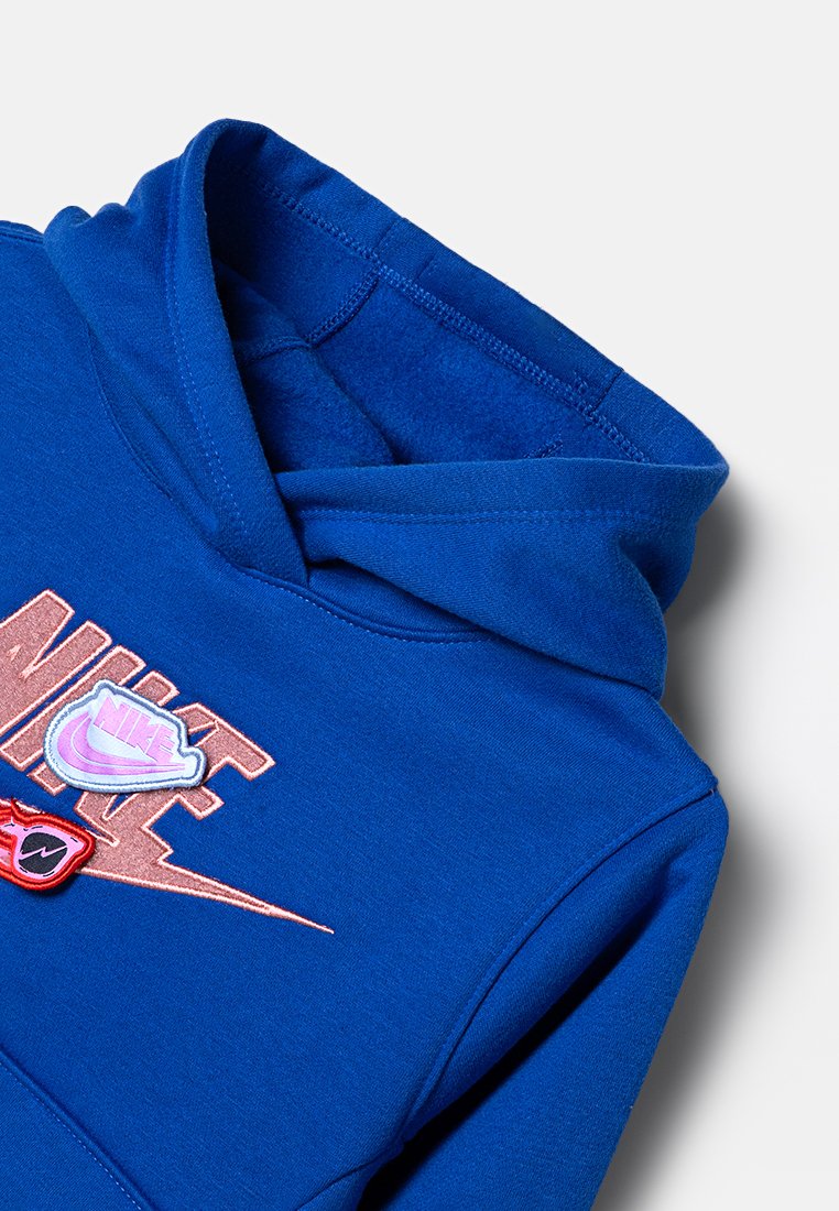 Sudadera azul hecha de material suave, con un bolsillo tipo canguro, logotipos bordados y una capucha redondeada con un escote amplio.