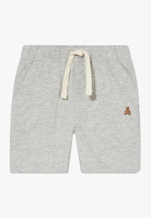 Lysegrå småbørnsshorts med elastisk talje, cremefarvet snor, sidelommer og lille brun bamsebroderi på højre ben.