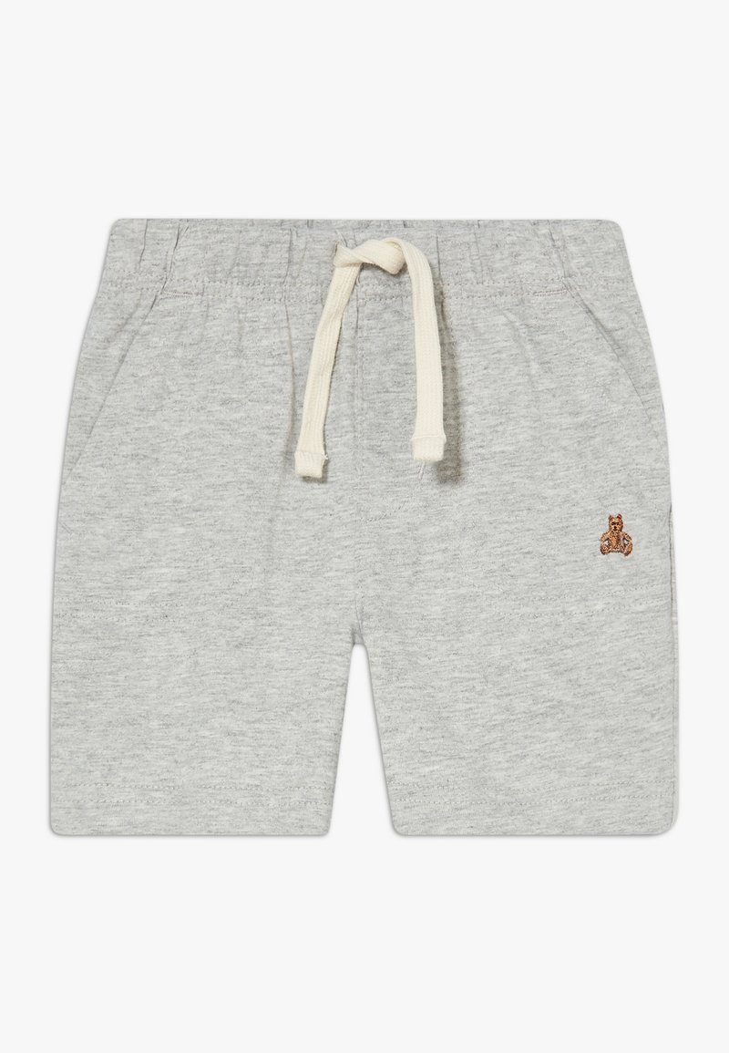 Shorts gris clair pour tout-petits avec taille élastique, cordon crème, poches latérales et petite broderie d'ourson marron sur la jambe droite.