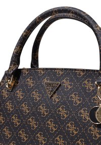 Sac à main synthétique marron avec un motif de logo gaufré, des accents dorés et des poignées doubles. Présente une plaque de logo triangulaire et un détail de zip.