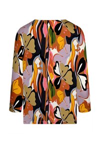 Bluse mit floralem Muster und Dreiviertelärmeln, die Schmetterlinge in Schwarz und Gold auf einem bunten Hintergrund aus Grün-, Rosa- und Lilatönen zeigt.