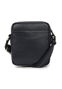 Borsa a tracolla nera in pelle con superficie testurizzata, forma quadrata, tracolla regolabile e tasca frontale senza hardware visibile.