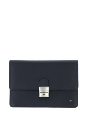 Pochette en cuir noir avec fermeture à loquet rectangulaire argentée et petit logo métallique en bas à droite sur fond blanc.