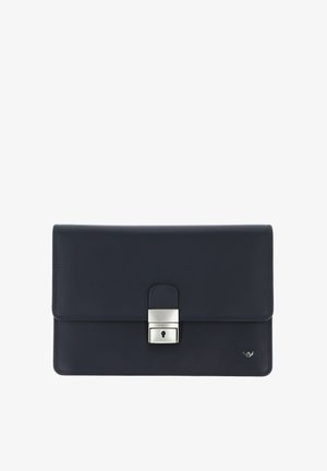 Schwarze Lederclutch mit silberner rechteckiger Verschlussklappe und kleinem metallischem Logo in der unteren rechten Ecke vor weißem Hintergrund.