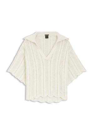 Elfenbeinfarbener Strickpullover mit kurzen Ärmeln, geschwungenen Kanten, Lochstrickmuster, tiefem V-Ausschnitt und weitem Kragen, flach auf weißem Hintergrund ausgelegt.