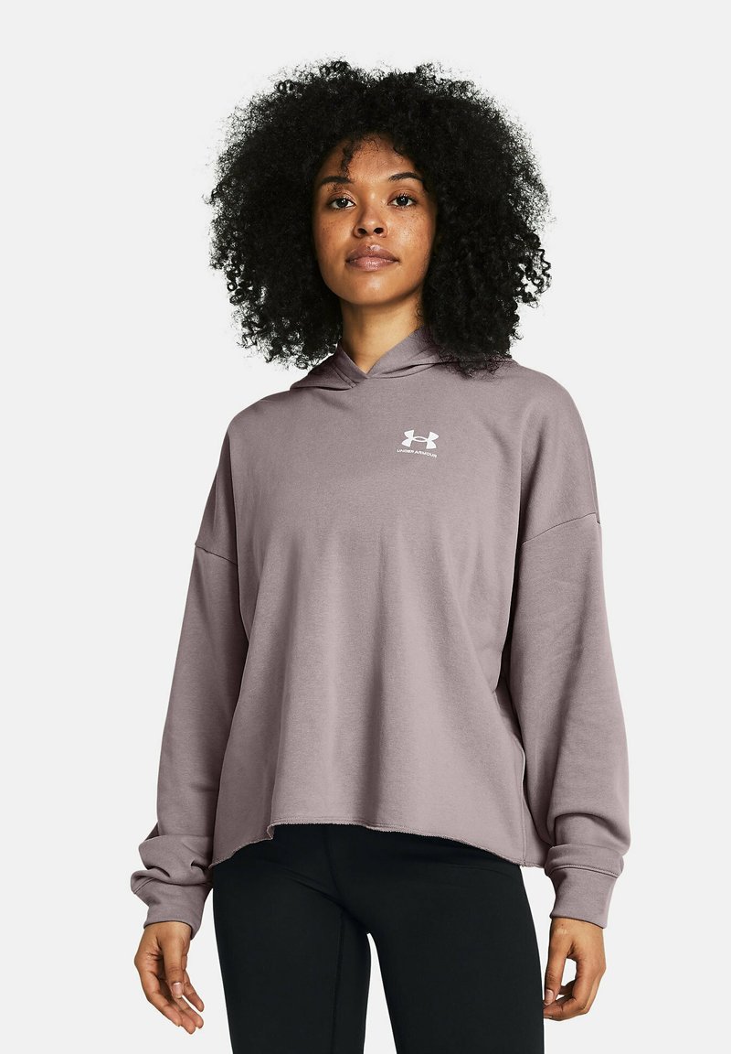 Sudadera lila con un ajuste relajado, mangas largas y capucha con cordón; presenta un logo blanco en el pecho y un dobladillo sin rematar.