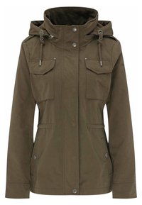 Giacca con cappuccio verde oliva, dotata di cordini regolabili, zip frontale e bottoni a pressione, due tasche sul petto con patta e due tasche laterali inferiori.