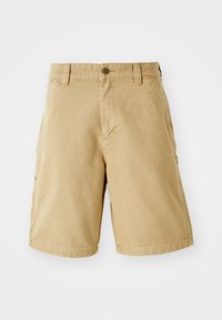 Beige bomull cargo shorts med front- og sidelommer, beltehemper og metallknapplukking. Rett snitt og kne-lengde design.