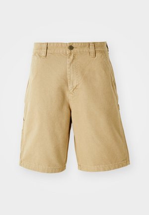 Beige bomulds cargo shorts med front- og sidelommer, bæltestropper og metalstikknap lukning. Lige snit og knæ-længde design.