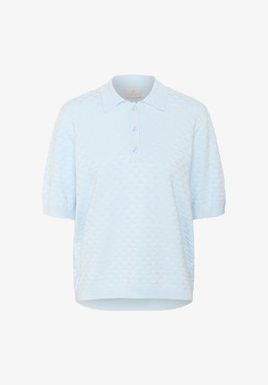 Svetlo modra pletena polo majica z teksturiranim diamantom vzorcem, s klasičnim ovratnikom in zapenjanjem na tri gumbke. Kratki rokavi.