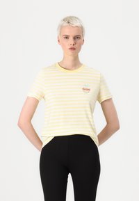 Gul och vit randig t-shirt med rund halsringning, korta ärmar och ett broderat "Summer"-logotyp med palmer på vänster bröst.