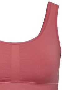 Sostén deportivo rosa con un tejido suave y elástico, diseño sin costuras, tirantes anchos y costuras en contraste a lo largo de los bordes.