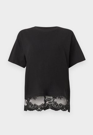 Μαύρο κοντομάνικο τοπ με ίσια γραμμή και διαφανές δαντελένιο τελείωμα με λεπτομέρειες λουλουδιών.