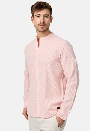 Camisa de botones de manga larga en rosa claro con rayas blancas. Presenta un cuello mandarín, placket frontal y una tela texturizada.