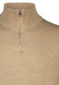 Pull beige en maille côtelée avec col montant mi-zip et tirette argentée centrée sur le devant.