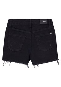 Bermudas de mezclilla negra con dobladillo deshilachado, que cuentan con dos bolsillos traseros, una etiqueta en la cinturilla y un ligero detalle desgastado.