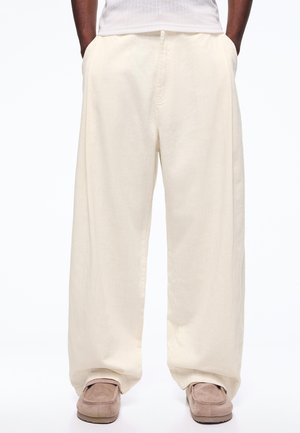 Bershka SUPER BAGGY - Housut - white