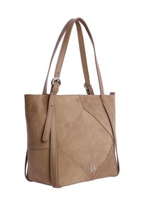 Bolso tote de ante sintético en tono marrón, con asas dobles, costuras geométricas y un logo en la parte frontal. Presenta una textura suave y una forma estructurada.