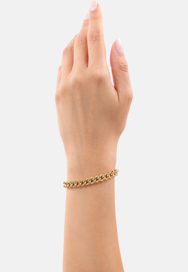 Bracciale in oro con maglie intrecciate, superficie liscia e finitura lucida, indossato su una mano con un tono di pelle neutro.