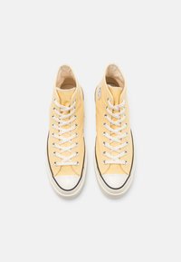 Converse CHUCK 70 SPRING COLOR UNISEX - Sneakers high - sunny/egret/black