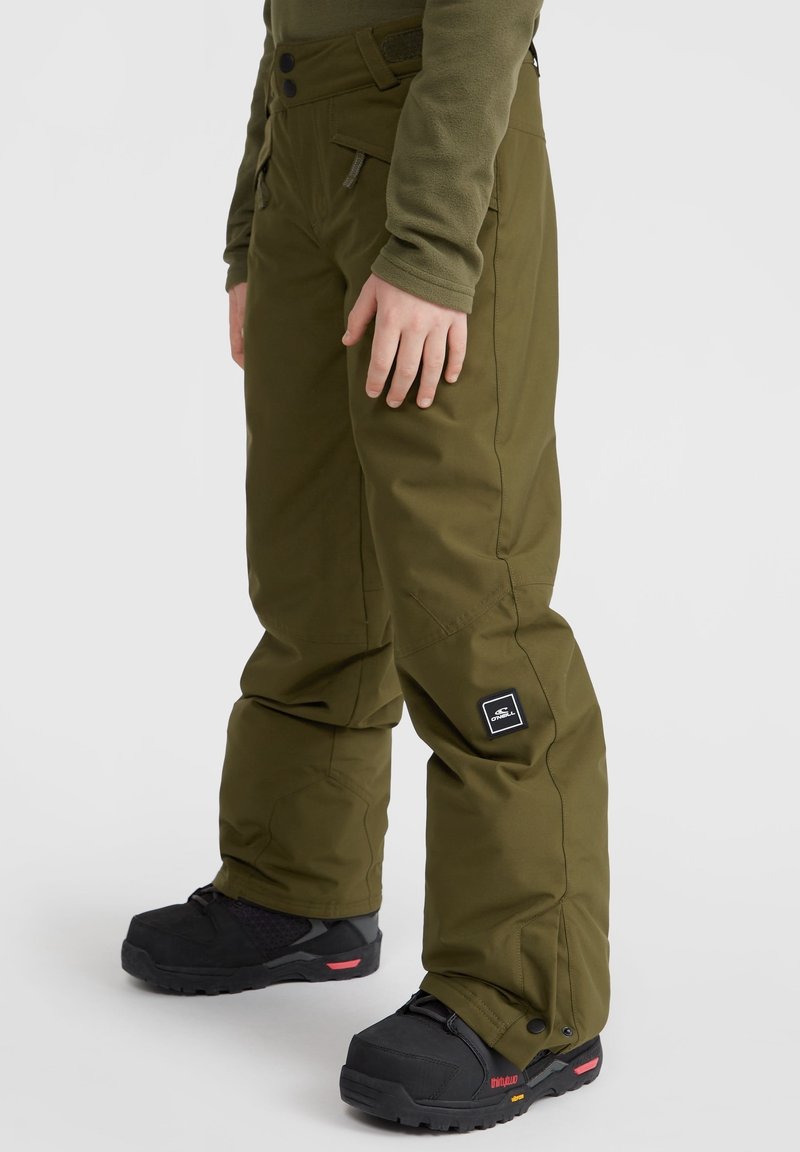 Grüne Skihosen mit geradem Schnitt, verstellbarem Bund mit Knöpfen, Seitentaschen und einem Logo-Patch nahe dem Knöchel. Strukturiertes Material.