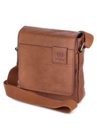 Borsa a tracolla in pelle marrone con tracolla in tessuto regolabile, chiusura a patta, tasca frontale e dettaglio logo impresso sul davanti.