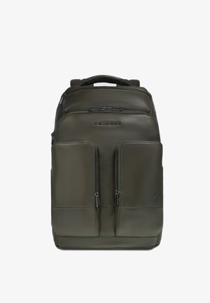 Mochila de cuero verde oliva con un diseño elegante, dos bolsillos delanteros con cremallera y un asa superior reforzada. Textura suave con detalles sutiles.