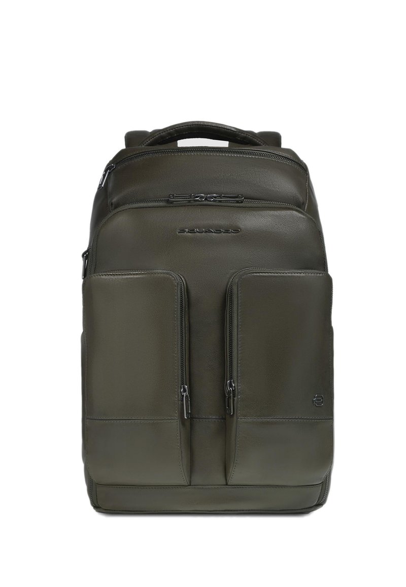 Olijfgroene leren rugzak met een strak ontwerp, dubbele voorzakken met rits en een verstevigd bovenhandvat. Gladde textuur met subtiele accenten.