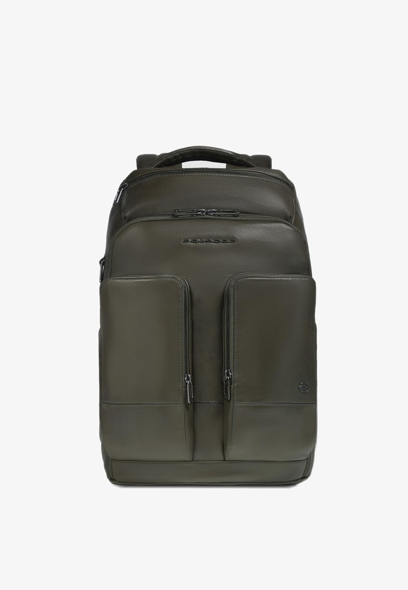 Olijfgroene leren rugzak met een strak ontwerp, dubbele voorzakken met rits en een verstevigd bovenhandvat. Gladde textuur met subtiele accenten.
