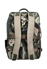 Rucksack mit einem Tarnmuster in Grüntönen und Brauntönen, ausgestattet mit zwei gepolsterten grauen Trägern und einem stabilen oberen Griff.