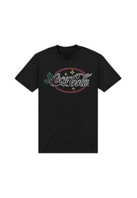 Czarny bawełniany t-shirt z kolorowym logo Coca-Coli, ozdobionym gałązką ostrokrzewu i gwiazdkami. Krótkie rękawy i okrągły dekolt. Gładka tekstura.