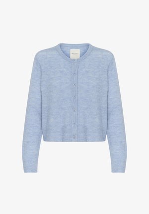 Světle modrý cardigan vyrobený z měkkého, texturovaného materiálu. Má kulatý výstřih, dlouhé rukávy a zapínání na knoflíky vpředu.