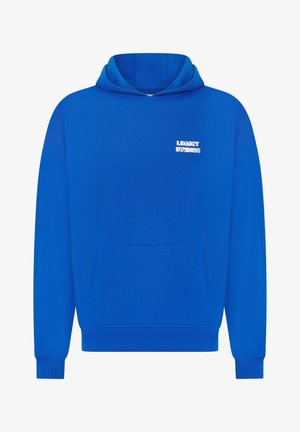 Blå pullover hættetrøje lavet af blødt stof, med en forreste kængurulomme, ribbede manchetter og et hvidt logo trykt på brystet.
