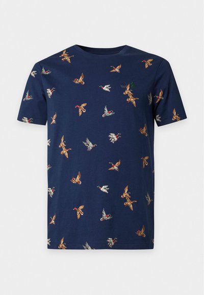 Μπλε ναυτικό T-shirt με κοντά μανίκια και σχέδιο με ολόκληρα παπάκια που πετούν σε καφέ, λευκό και πράσινο χρώμα.