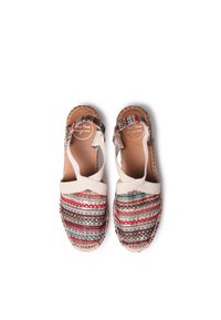 Värikäs espadrilles, jossa on kudottu kangas monivärisillä raitoja, beige kangashihnat ja punottu juutipohja. Pyöreä vaate muoto.